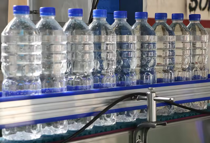 Линия наполнения маленьких бутылок и флаконов водой, 2000 бутылок в час